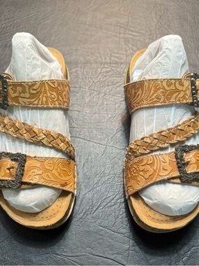L’Artiste Leather Boho Sandals Size 37 Brown Embossed Buckle Comfort Boho Summer